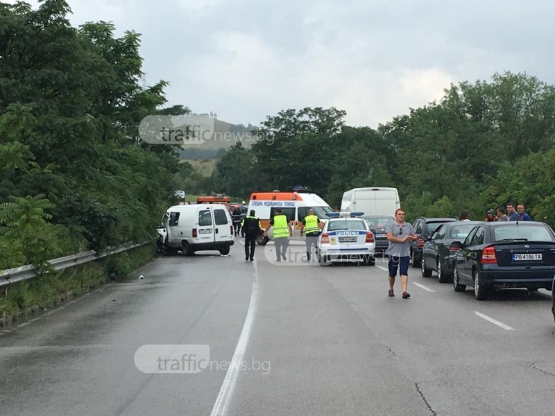 Жестока катастрофа край Пловдив! Мерцедес се заби в дърво, шофьорът загина