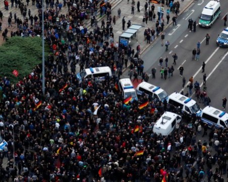 Безредици в Германия!  Най-малко 300 души са арестувани в Кемниц