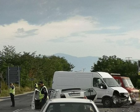 Микробус и кола се удариха на главен път, има заклещени хора