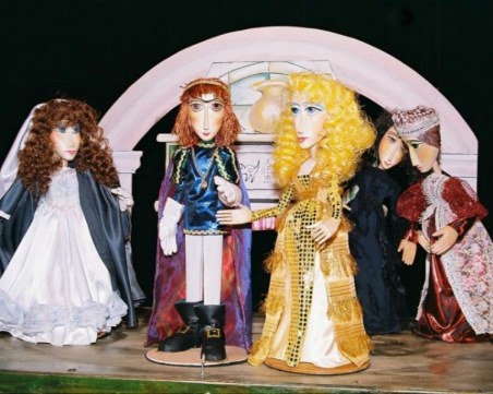 От днес под тепетата двама са малко – трима са много!