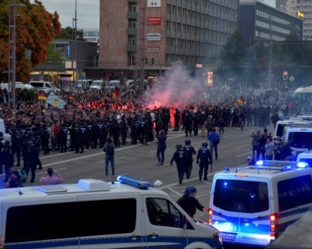 Поне 18 души са пострадали при безредиците в Кемниц, Германия очаква нови протести