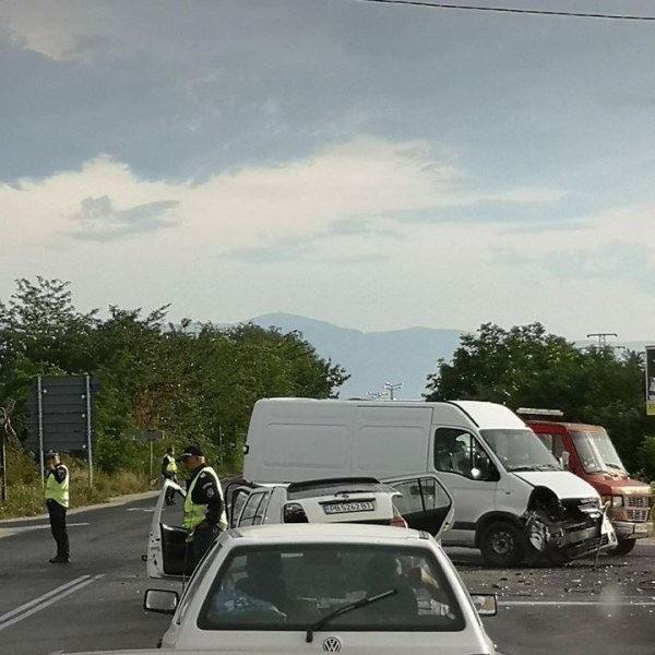 Микробус и кола се удариха на главен път, има заклещени хора