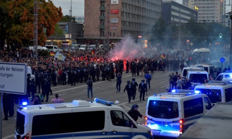 Поне 18 души са пострадали при безредиците в Кемниц, Германия очаква нови протести