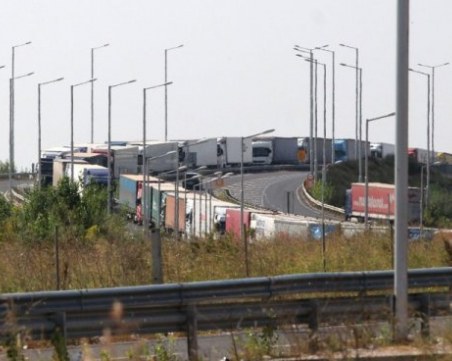 10-километрови опашки от тирове се извиха на “Капитан Андреево“ СНИМКИ