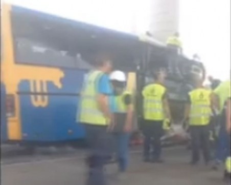 Автобус се вряза във виадукт, четирима са загинали ВИДЕО