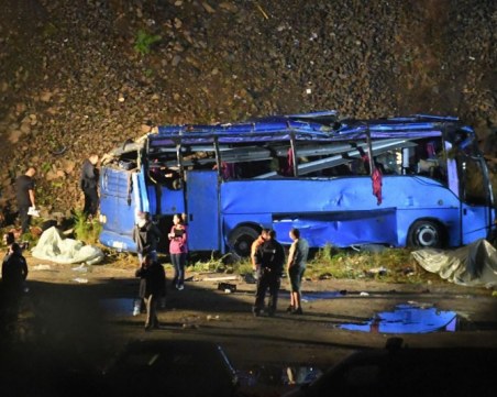 Четирима остават с опасност за живота след катастрофата край Своге