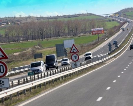 Инцидент с тир! Стотици пакети с брашно се разпиляха на АМ “Хемус“