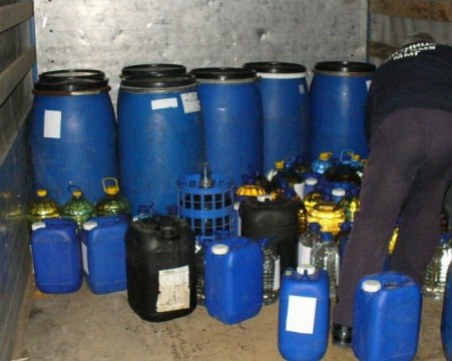 Иззеха 1000 литра нелегален алкохол в двор на къща