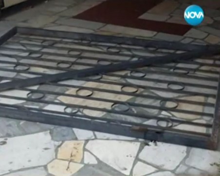 Метална решетка падна върху 3-годишно дете в подлез