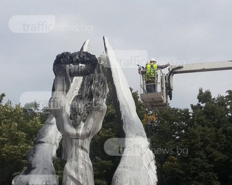 Сапунисват паметника на Съединението в Пловдив днес