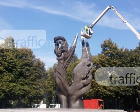 Мият с шампоан паметника на Съединението в Пловдив