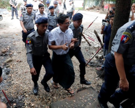 Журналисти на “Ройтерс“ бяха осъдени в Мианмар на 7 години затвор