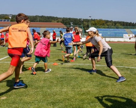 Алекс Начева подкрепи участниците в състезание по “Детска атлетика“