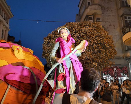 Гигантска богомолка от приказките се скри в сърцето на Пловдив