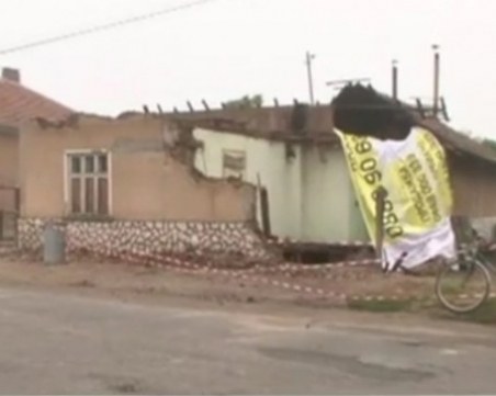 Къща се срути след преминаване на камион по улицата