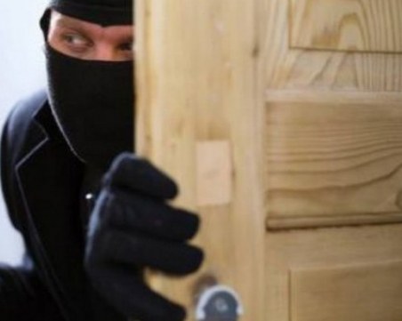 Крадци разбиха вратата на апартамент в Пловдив! Задигнаха над 2 бона и куп вещи