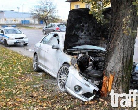 Лек автомобил се натресе в дърво, двама души загинаха