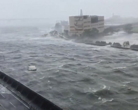 Най-мощният от 25 години тайфун удари Япония