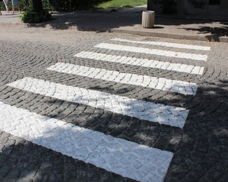 Обновяват пешеходните пътеки в Пловдив по експериментална технология СНИМКИ