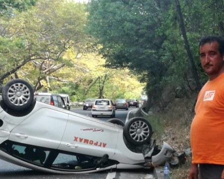 Падащи камъни обърнаха автомобил в Кресненското дефиле