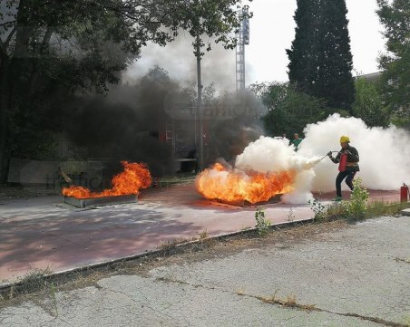 Пожарникари от цяла България се бориха с двуметрови пламъци в Пловдив СНИМКИ и ВИДЕО