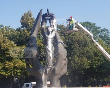 Съединението ухае на... жасмин! Изкъпаха паметника с 15 литра шампоан СНИМКИ и ВИДЕО