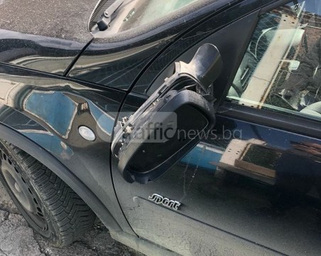 Вандалщина! Кола осъмна надрана и с изпочупени огледала в Асеновград