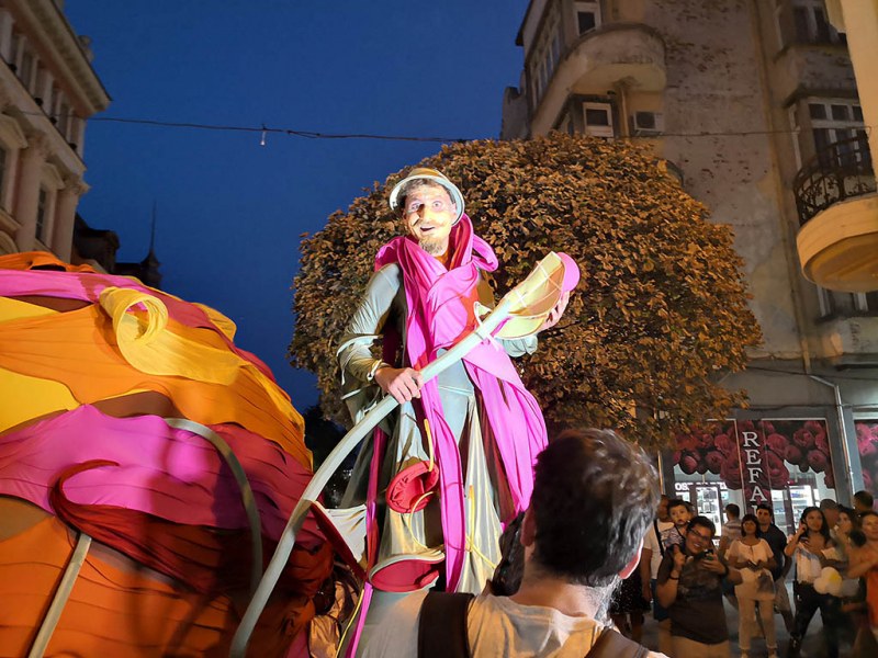 Гигантска богомолка от приказките се скри в сърцето на Пловдив