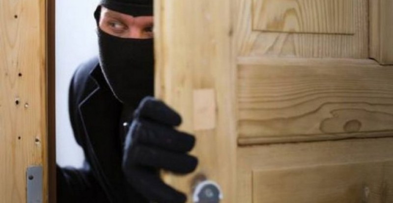 Крадци разбиха вратата на апартамент в Пловдив! Задигнаха над 2 бона и куп вещи