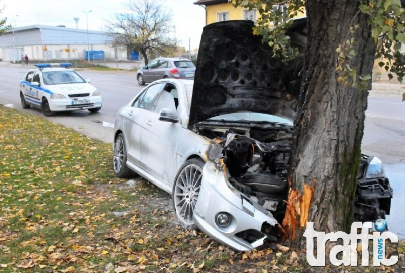 Лек автомобил се натресе в дърво, двама души загинаха