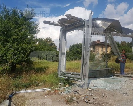 Купчина ламарина? Не! Това е спирка в Кършияка СНИМКИ