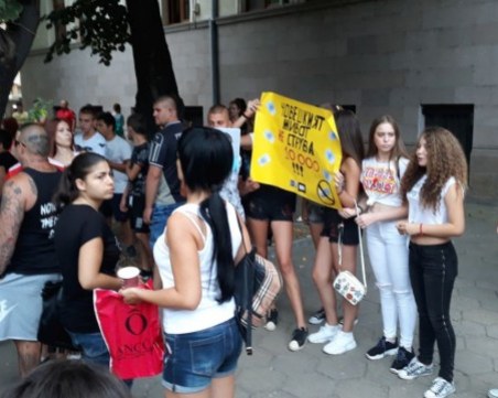 Младежи се събраха на протест в Пазарджик заради убития 16-годишен колоездач