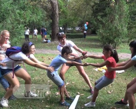 Над 300 деца и родители скачаха с чували и играха на Кральо, портальо в Пловдив ВИДЕО+СНИМКИ