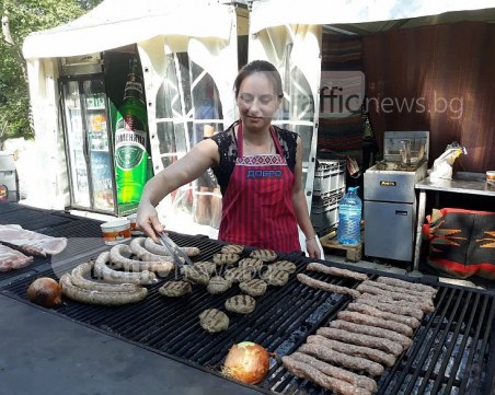 Най-красивата софиянка зад скарите в Лаута: Пловдивчани знаят как да живеят СНИМКИ