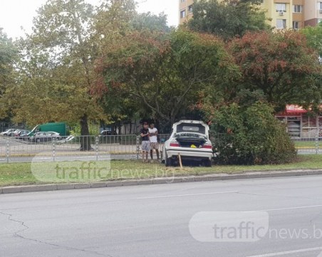 Пловдивско БМВ излезе от бензиностанция с въртене на гуми и се метна върху дърво СНИМКИ