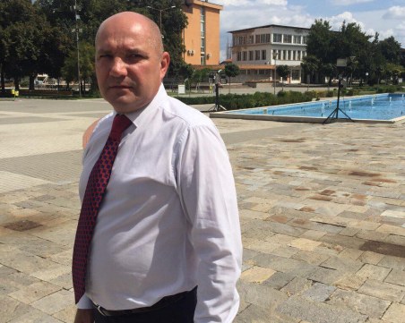 Предприемач от Съединение раздава курбан за жертвите по пътищата