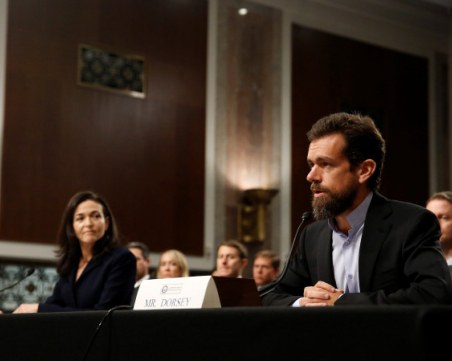 Шефове на Фейсбук и Туитър на кръстосан разпит в Сената