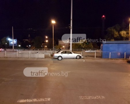 Шофьор се блъсна в спирка! Остави колата си и избяга СНИМКИ