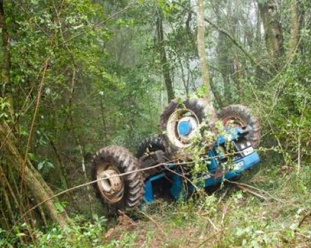Трактор се сгромоляса в дере, загина 50-годишен мъж