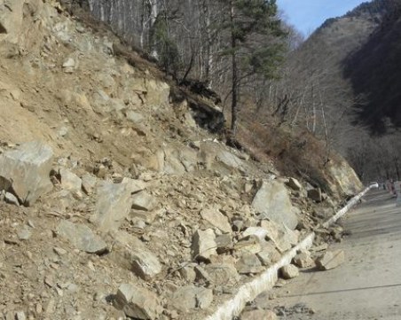 Взривяват скали в Родопите, затварят главен път