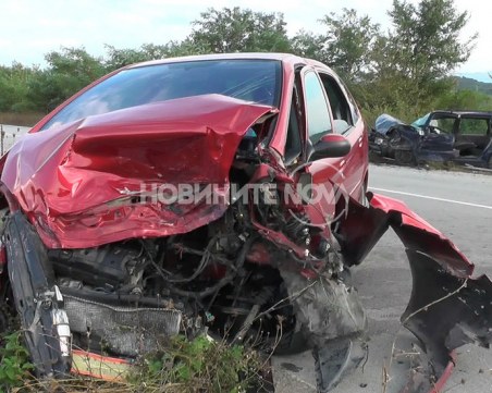 Жестока катастрофа с шестима пострадали, колите са смлени до неузнаваемост СНИМКИ