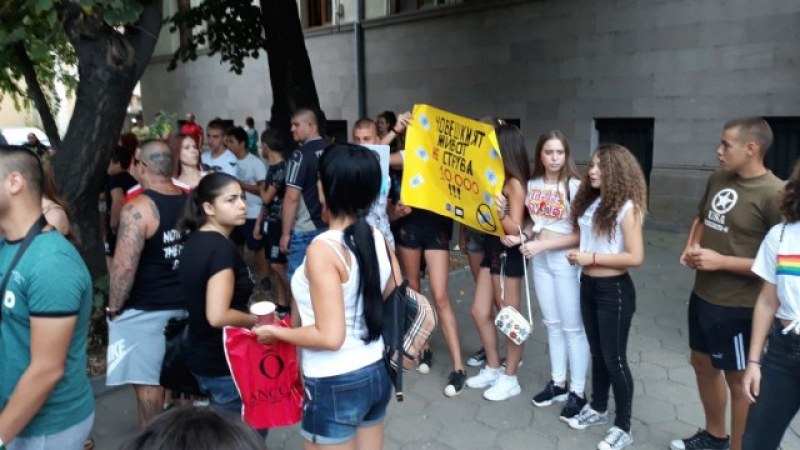 Младежи се събраха на протест в Пазарджик заради убития 16-годишен колоездач