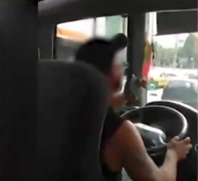 Шофьор на автобус в Пловдив шофира без... ръце ВИДЕО