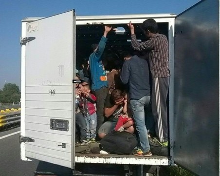 Бежанци дебнат по границите, качват се тайно в български камиони