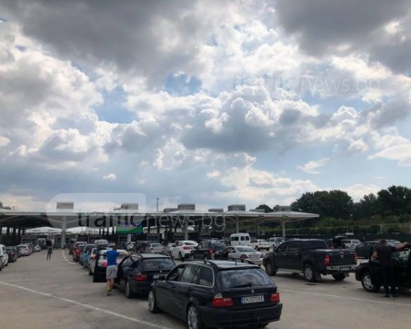 Гастарбайтери и бг шопинг туристи задръстиха границата с Турция, чака се с часове СНИМКИ