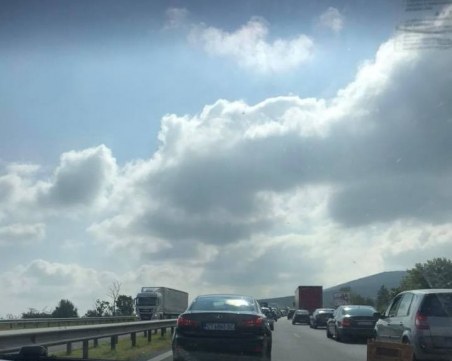 Камион разпиля чакъл на АМ Тракия, образува се тапа