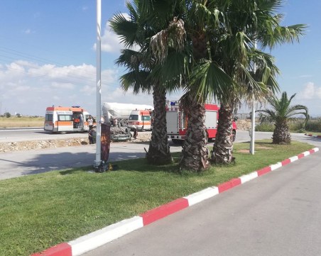 Кола по таван на пътя Пловдив – Асеновград! На място има две линейки и пожарна