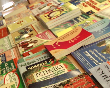 Минимум 200 лева ще струва подготовката за един първокласник тази година