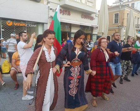 Огромното пловдивско хоро се изви и на Празника на града СНИМКИ