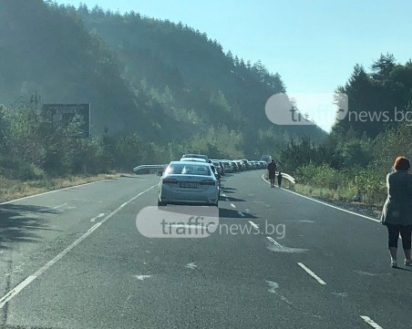 Още от сутринта - опашката на Маказа 2 километра СНИМКИ